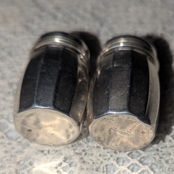 Vintage sterling silver miniature salt and pepper shaker set . - Picture 4 of 6